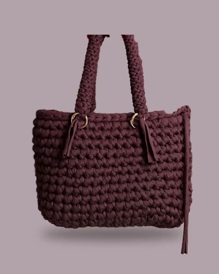 Sacs en crochet Mirage Design : sac prune, sac bandoulière rose fuchsia et pochette rayée rose