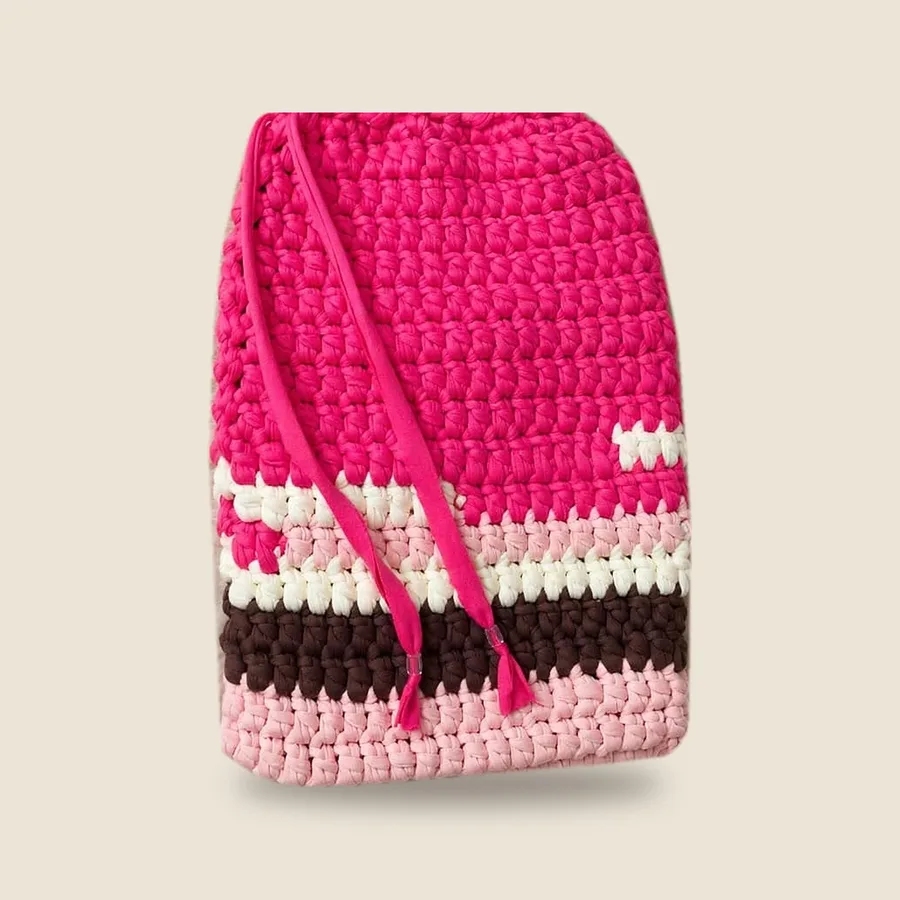 Pochette pour tablette en crochet à cordon de serrage, rose fuchsia rayée de crème, rose pâle et chocolat, sur fond uni