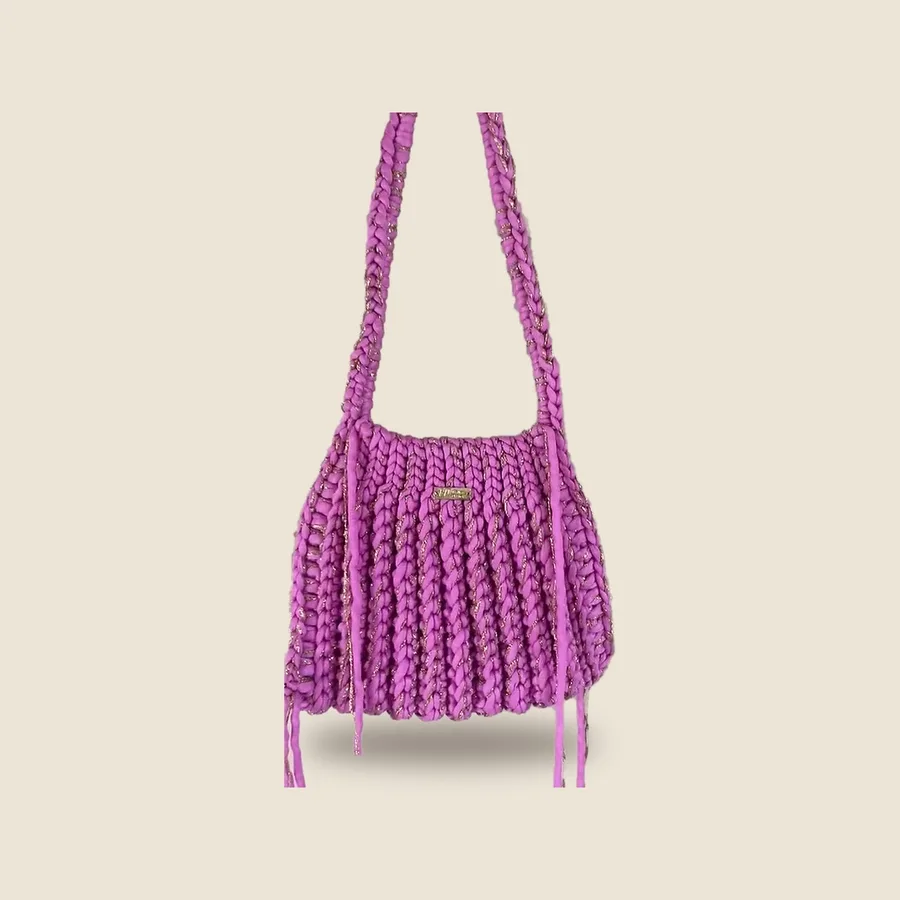 Sac bandoulière en crochet rose fuchsia à côtes verticales et fil doré, sur fond uni